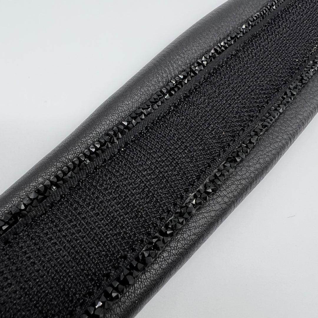 Wechselbares, schwarzes Nasenpolster CONIC BASIC mit schwarzer Verzierung. Passend zu unserer Trensenkollektion INFINITY in edler konischer Form mit 8mm dickem Neoprenpolster und geschmeidigem Softleder.