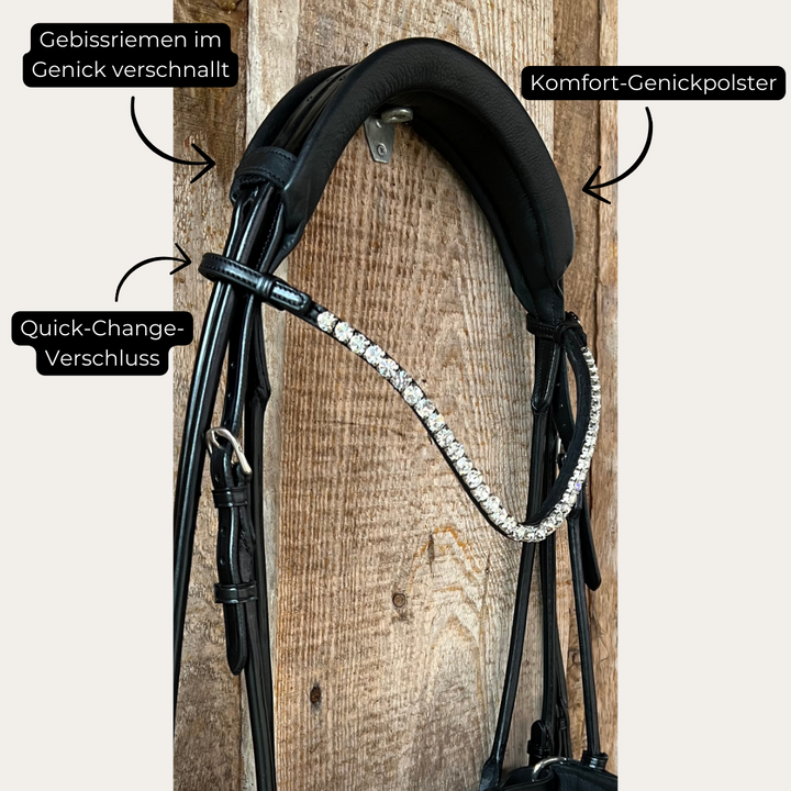 Rundgenähte Kandare aus schwarzem Leder. Komfort-Genickpolster, Verschnallung vom Gebissriemen im Genick und Stirnriemen mit Quick-Change-Verschluss. Klare, geschliffene Glassteine der Marke Preciosa am Stirnriemen.