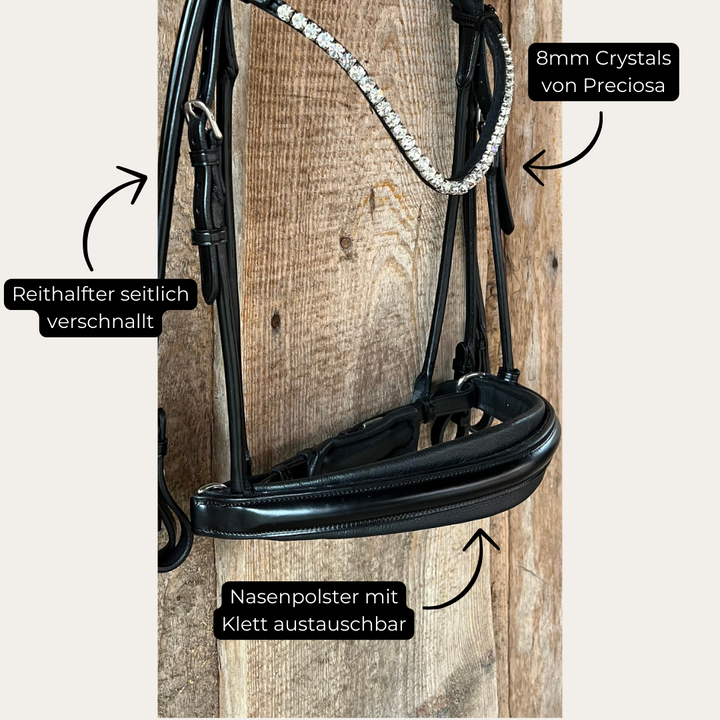 Rundgenähte Kandare aus schwarzem Leder. Reithalfter seitlich verschnallt. Nasenpolster mit Klett austauschbar. 8mm Crystals von Preciosa am Stirnriemen.