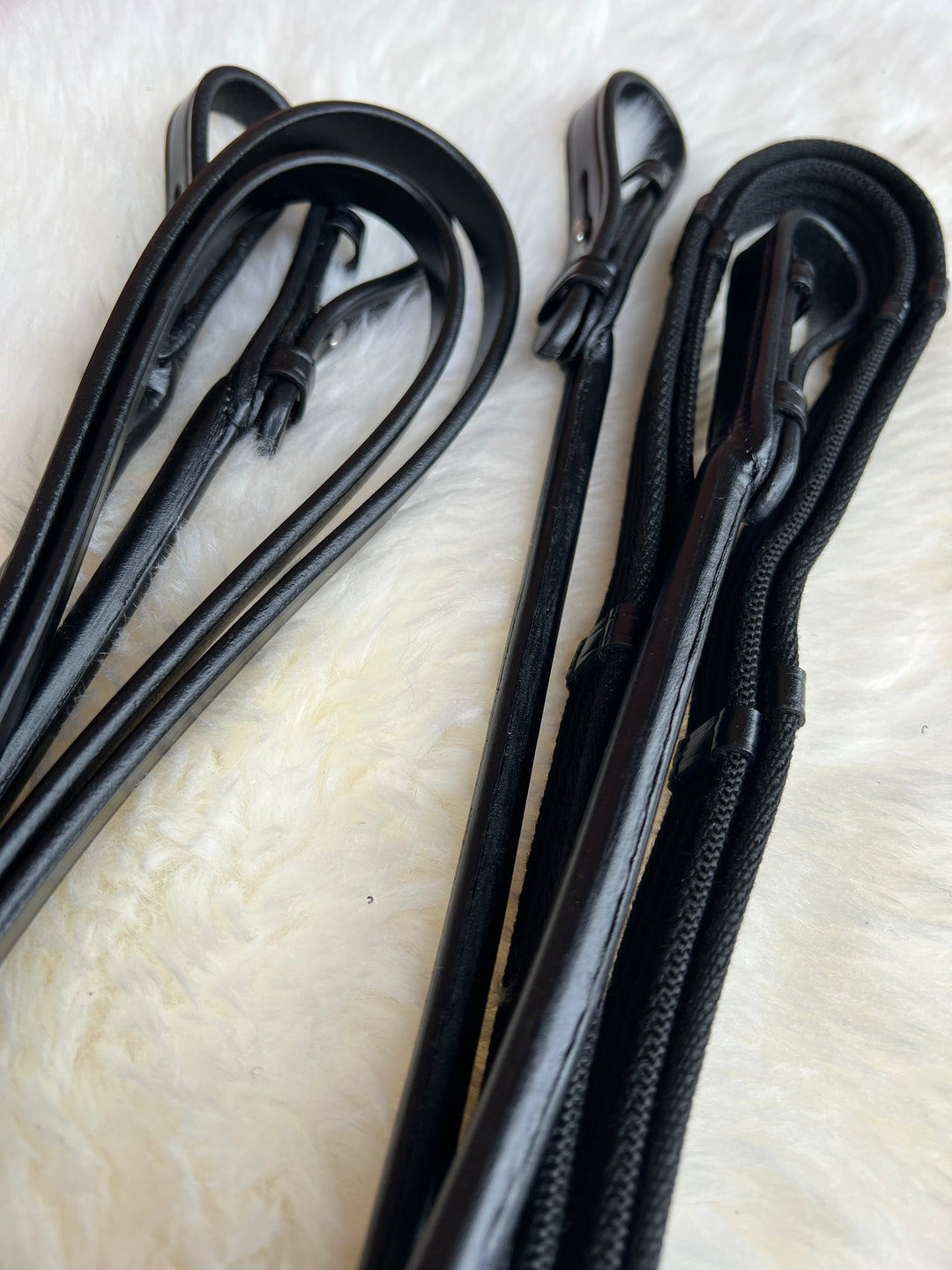 Ein Set schwarze, rundgenähte Kandaren-Gurtzügel PERFECTION mit verdeckter Dornschnalle.