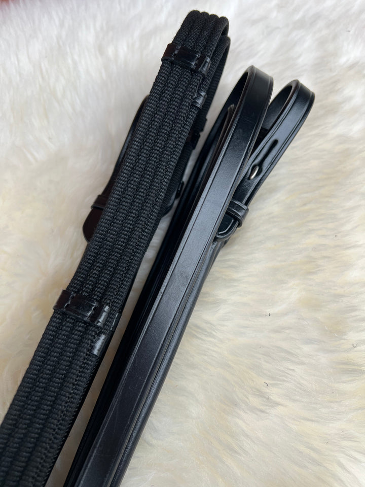 Schwarze, rundgenähte Kandaren-Gurtzügel-Set PERFECTION besteht aus pflanzlich gegerbtem Qualitätsleder aus Italien und der Griffbereich der Trensenzügel aus qualitätsvollem Gurtmaterial.