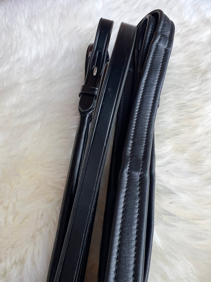 Schwarze, rundgenähte Kandaren-Softzügel-Set PERFECTION besteht aus pflanzlich gegerbtem Qualitätsleder aus Italien und der Griffbereich der Trensenzügel aus qualitätsvollem Softleder.