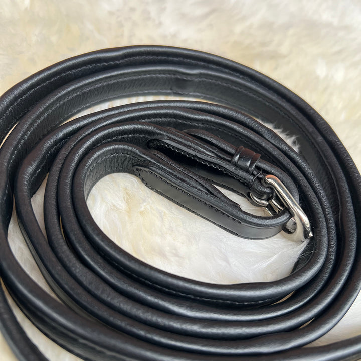 Schwarze, rundgenähte Softzügel-Set PERFECTION besteht aus pflanzlich gegerbtem Qualitätsleder aus Italien und der Griffbereich der Trensenzügel aus qualitätsvollem Softleder.