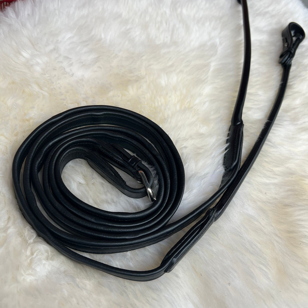 Schwarze, rundgenähte Softzügel-Set PERFECTION besteht aus pflanzlich gegerbtem Qualitätsleder aus Italien und der Griffbereich der Trensenzügel aus qualitätsvollem Softleder mit verdeckter Dornschnalle.