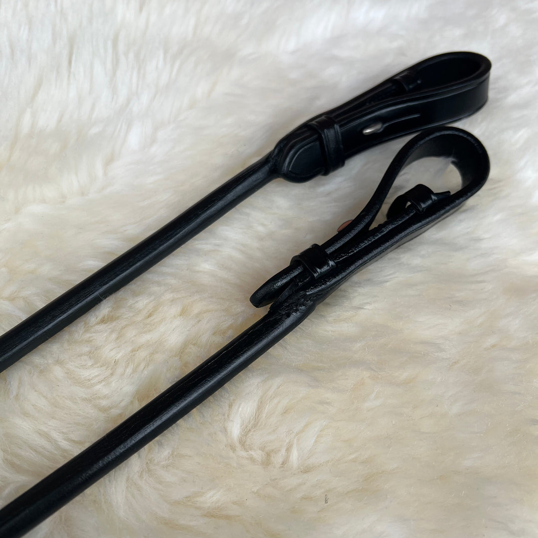 Schwarze, rundgenähte Softzügel-Set PERFECTION besteht aus pflanzlich gegerbtem Qualitätsleder aus Italien und der Griffbereich der Trensenzügel aus qualitätsvollem Softleder mit verdeckter Dornschnalle.