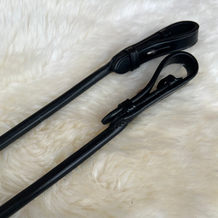 Schwarze, rundgenähte Softzügel-Set PERFECTION besteht aus pflanzlich gegerbtem Qualitätsleder aus Italien und der Griffbereich der Trensenzügel aus qualitätsvollem Softleder mit verdeckter Dornschnalle.