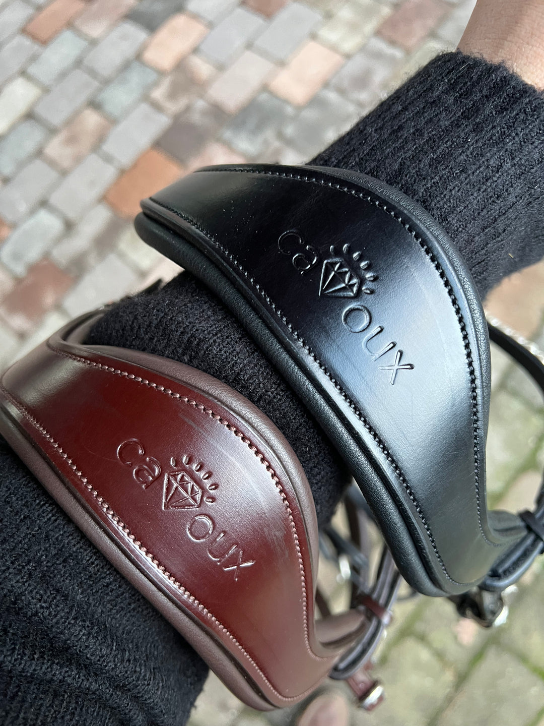 Anatomisches Genickstück in den Farben Schwarz und Rotbraun mit  edler cavoux Prägung, der Trense INFINITY CLASSIC. 