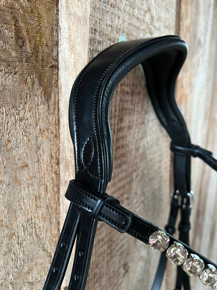 Schwarzes, anatomisches Genickstück aus italienischem Qualitätsleder mit einem Stirnriemen der verziert ist mit brillanten großen Rivoli Steinen und Quick-Change-Verschluss.   