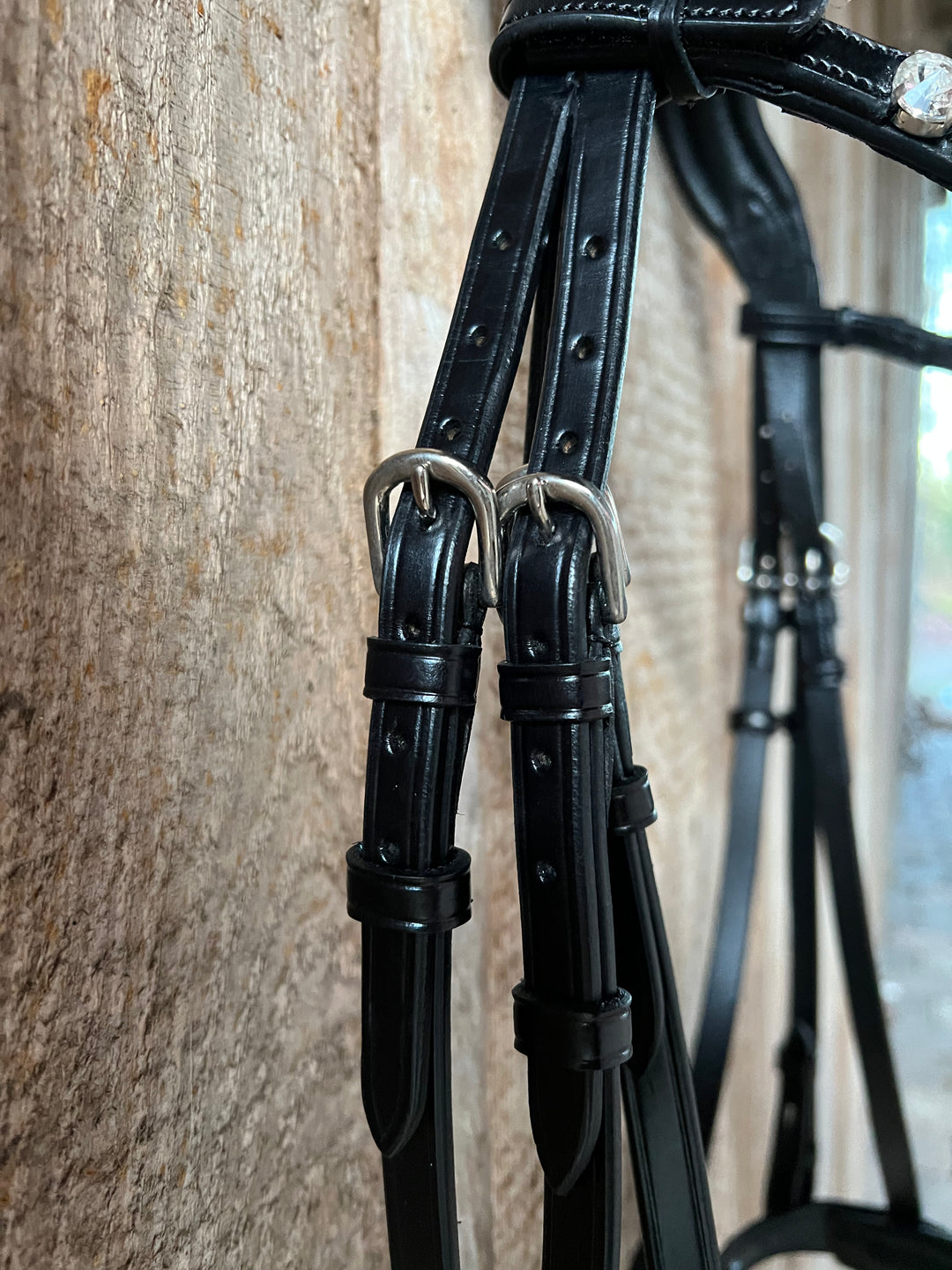 Silberne, klassisch abgerundete Schnallen der Trense INFINITY CLASSIC. 