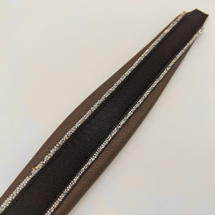 Wechselbares, braunes Nasenpolster CONIC BASIC mit silberner Verzierung. Passend zu unserer Trensenkollektion INFINITY in edler konischer Form mit 8mm dickem Neoprenpolster und geschmeidigem Softleder.