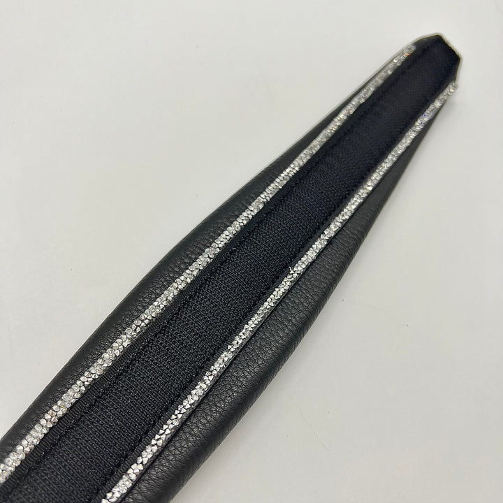 Wechselbares, schwarzes Nasenpolster CONIC BASIC mit silberner Verzierung. Passend zu unserer Trensenkollektion INFINITY in edler konischer Form mit 8mm dickem Neoprenpolster und geschmeidigem Softleder.